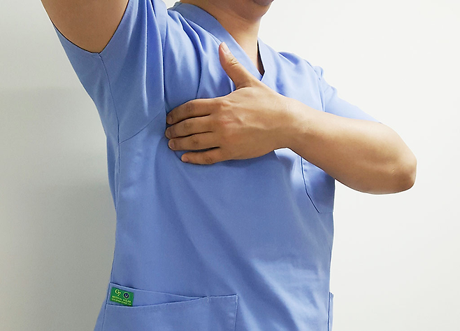 전거근 마사지법 - 손가락 끝으로 전거근을 바깥쪽에서 안쪽으로 쓰다듬듯이 마사지하면 된다. 처음에는 살살 만져도 아프지만, 2주 정도 마사지하면 통증도 없고 전거근의 기능도 좋아진다. © 유재욱 제공