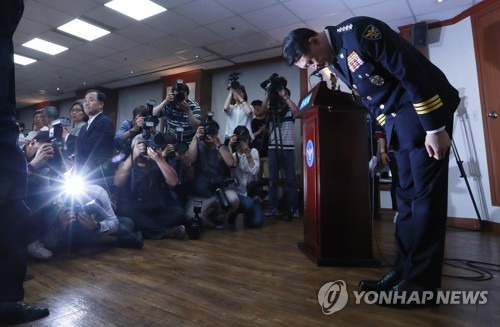 (서울=연합뉴스) 한종찬 기자 = 이철성 경찰청장이 16일 서울 경찰청에서 열린 경찰개혁위원회 발족식에서 백남기 농민 사망과 관련해 사과하고 있다. 15일 서울대병원은 고(故) 백남기 농민 사망진단서를 기존 '병사'에서 '외인사'로 변경했다 . 2017.6.16      saba@yna.co.kr