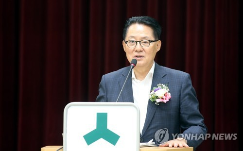 (광주=연합뉴스) 장덕종 기자 = 박지원 전 국민의당 대표가 16일 광주 북구청에서 초청 강연을 하고 있다. 2017.6.16  cbebop@yna.co.kr  (끝)