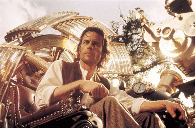 타임머신, 투명인간, 유전자 조작 생명체, 세계 대전 등 H.G. 웰스의 예언은 SF의 단골 소재이자 과학 연구 대상으로 현실에 광범위한 영향을 미쳤다. 사진은 영화 ‘타임머신’.   워너브러더스코리아 제공