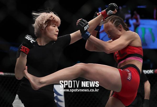 ▲ ▲ 김지연(왼쪽)이 저돌적인 타격으로 UFC 데뷔전에 나섰으나 0-3 판정패 했다. ⓒ싱가포르, 곽혜미 기자