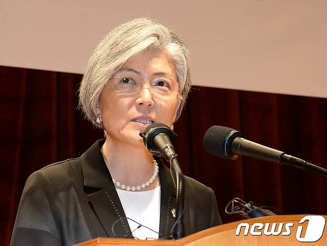 강경화 외교부 장관이 지난 19일 서울 종로구 외교부청사에서 열린 취임식에서 취임사를 하고 있다.  2017.6.19/뉴스1 © News1 박세연 기자