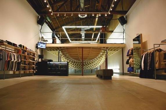 매장 가운데 볼을 만들어 스케이트 보드를 탈 수 있도록 한 LA 매장 전경