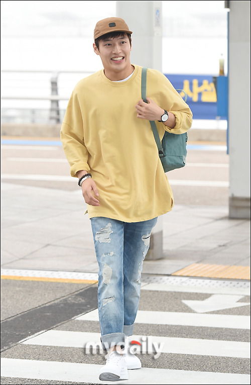 ▲ 강하늘 '꾸러기 패션 도전했어요'