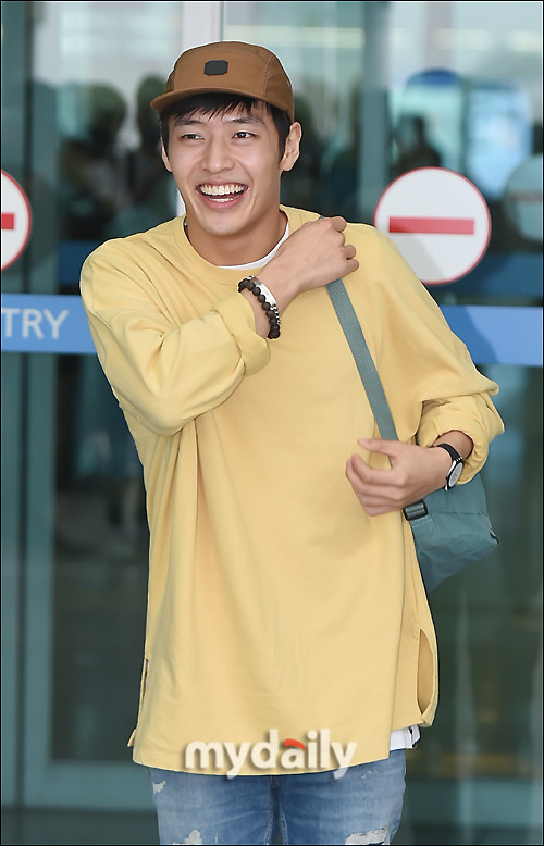 ▲ 강하늘 '아침부터 건치 미소 작렬'