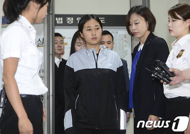 '비선실세' 최순실씨의 딸 정유라씨가 20일 오전 구속 전 피의자심문(영장실질심사)을 마친 후 법정을 나서고 있다. 2017.6.20/뉴스1 © News1 신웅수 기자