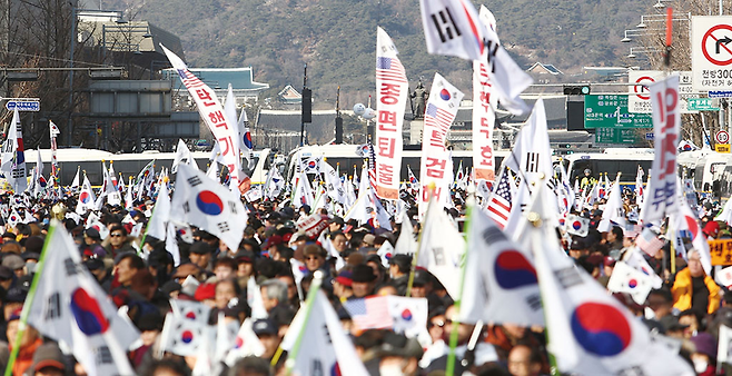 2월11일 오후 서울 중구 덕수궁 대한문 앞에서 열린 대통령 탄핵 기각을 위한 국민대회에서 태극기 사이로 청와대가 보이고  있다. © 시사저널 박은숙