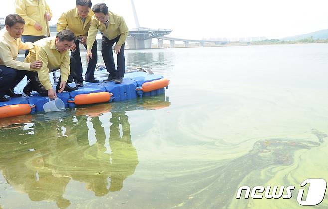 이낙연 국무총리가 21일 오전 대구시민의 식수원인 낙동강 강정고령보 현장을 찾아 권영진 대구시장과 함께 용기에 녹조물을 퍼 올리며 상태를 확인하고 있다.2017.6.21/뉴스1 © News1 이종현 기자