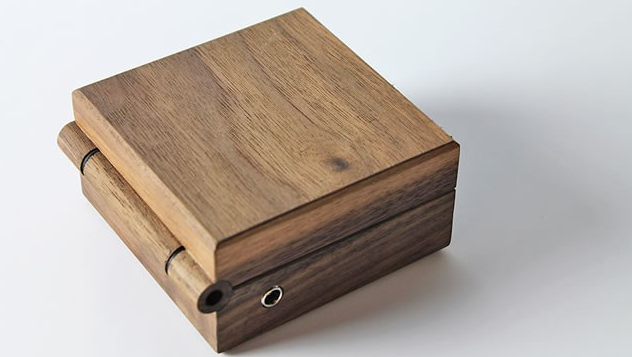 게임기를 나무 상자에 넣은 버전