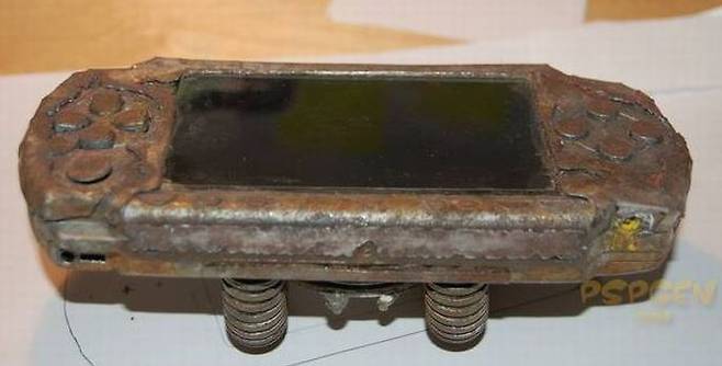 녹슨 테마로 개조된 PSP