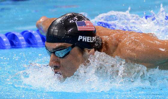 28일 런던 올림픽파크 아쿠아틱스센터에서 열린 런던올림픽 수영 남자 개인혼영 400미터 경기에서 미국의 펠프스가 역영하고 있다. [ 올림픽사진공동취재단 ]