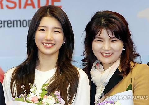 2015년 언론을 통해 공개된 수지 어머니(오른쪽) [사진 연합뉴스]