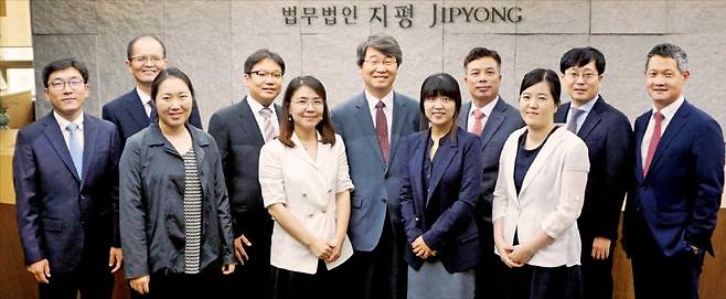 김지형 대표변호사(가운데)와 이광선 변호사(팀장·오른쪽 첫 번째)가 이끌고 있는 법무법인 지평의 노동팀.  지평  제공