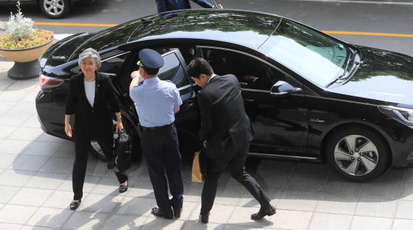 강경화 신임 외교부 장관이 19일 오전 서울 종로구 외교부 청사로 출근하기 위해 관용차에서 내리고 있다. 강 외교장관은 국무위원에게 지급되는 에쿠스급의 대형차 대신 쏘나타 하이브리드를 타고 출근했다. /연합뉴스