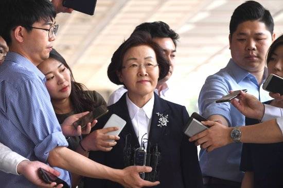 신연희 강남구청장이 21일 서울 서초동 서울중앙지검에 출석하고 있다. 뉴시스