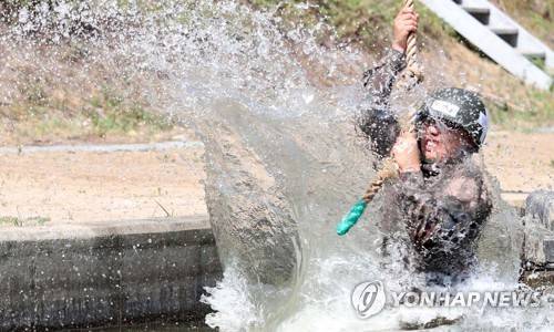 (함안=연합뉴스) 김동민 기자 = 하지인 21일 경남 함안군 39사단 유격장에서 한 병사가 유격 훈련을 받고 있다. 2017.6.21