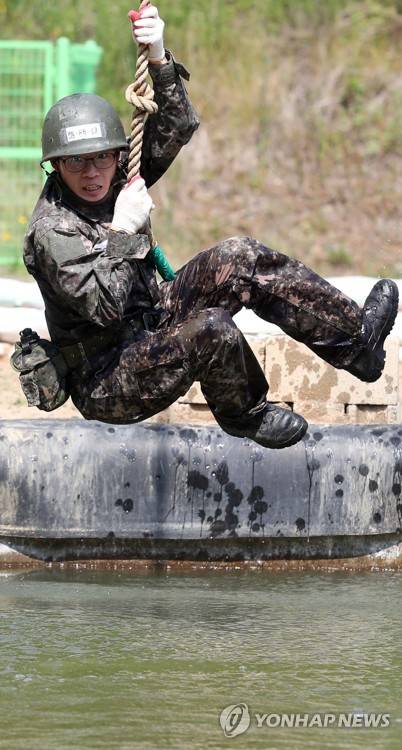 (함안=연합뉴스) 김동민 기자 = 하지인 21일 경남 함안군 39사단 유격장에서 한 병사가 유격 훈련을 받고 있다. 2017.6.21