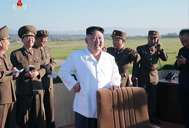 북한 김정은(가운데) 노동당 위원장. 연합뉴스