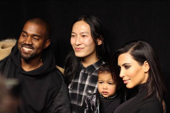 패션 디자이너 알렉산더 왕(가운데)과 두터운 친분을 자랑하는 힙합 뮤지션 칸예 웨스트(왼쪽) 가족.[사진 알렉산더 왕 브랜드 인스타그램]
