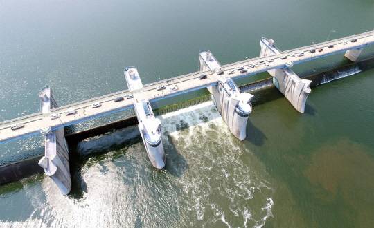 정부가 6월 1일 낙동강 강정고령보·달성보·합천창녕보·창녕함안보, 금강 공주보, 영산강 죽산보 등 6개 보를 상시 개방했다. 경남 창녕함안보에서 수문을 열자 낙동강물이 힘차게 흐르고 있다. /함안=연합뉴스