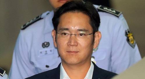 이재용 삼성전자 부회장이 23일 오전 서울 서초구 서울중앙지법에서 열리는 재판에 출석하기 위해 법정으로 향하고 있다.ⓒ연합뉴스