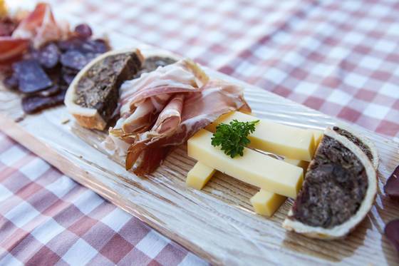 스위스 그라우뷘덴 지역에서 먹는 육포와 파이, 그리고 목장에서 직접 만든 치즈.