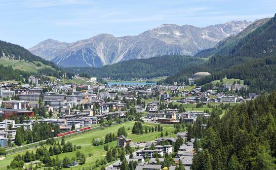 케이블카에서 내려다본 스위스 다보스.산골 소도시임에도세계경제포럼 등 컨벤션이 많이 열리는데다 겨울에는 스키장이 오픈해 대형 호텔이 많은 편이다.