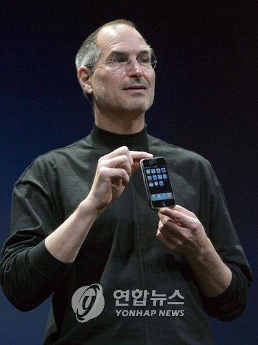 2007년 1월 맥월드엑스포에서 아이폰을 소개하는 스티브 잡스 [EPA=연합뉴스 자료사진]