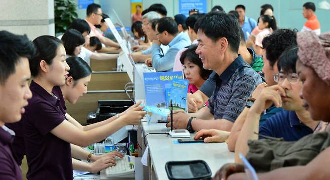 해외 롱텀에벌루션(LTE) 로밍과 현지 LTE(선불 유심 구매) 서비스 간 속도 차이가 최대 9배에 달하는 것으로 나타났다. 속도 개선을 위한 이통사의 지속적인 노력이 요구된다.