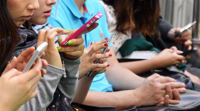 4,200만명이 이용하고 있는 카카오톡 앱의 오픈채팅 기능이 성매매 안내창구로 악용되고 이다. 한국일보 자료사진