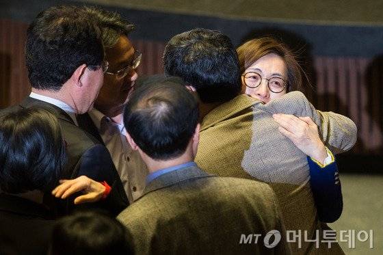 은수미 더불어민주당 의원이 24일 국회 본회의장에서 테러방지법의 본회의 의결을 막기 위한 필리버스터(무제한 토론을 통한 합법적 의사진행방해)를 마친 뒤 동료의원들과 포옹하고 있다. 이날 은수미 의원은 10시간 18분 발언으로 국회의 필리버스터 국내 최장 기록을 경신했다. 이전 국내 최장 기록은 1969년 8월 박한상 신민당 의원이 3선 개헌을 막기 위해 10시간15분 동안 발언을 한 바 있다. 다만 박 전 의원은 이같은 분투에도 3선 개헌안은 국회 본회의를 통과했다. 2016.2.24/뉴스1  <저작권자 © 뉴스1코리아, 무단전재 및 재배포 금지>