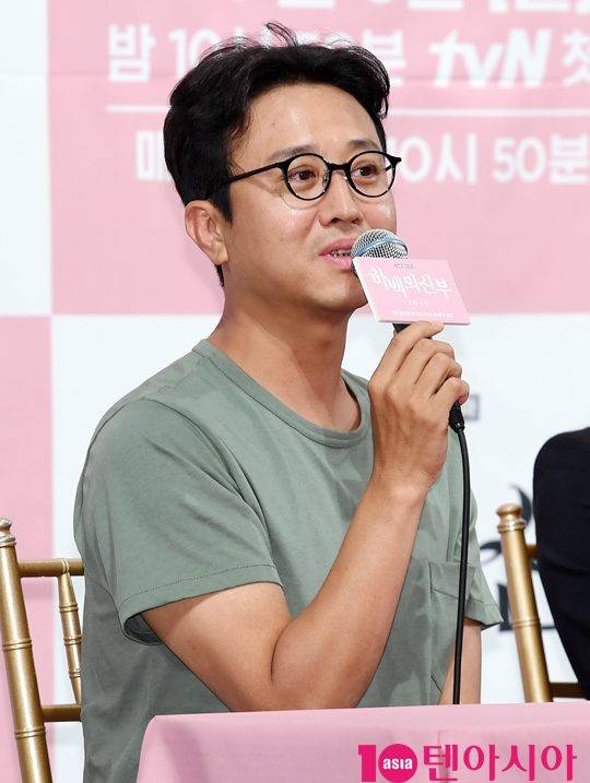 연출 김병수가 27일 오후 서울 강남구 논현동 임피리얼 팰리스 호텔에서 열린tvN 새 월화드라마 ‘하백의 신부 2017′ (연출 김병수, 극본 정윤정) 제작발표회에 참석하고 있다.