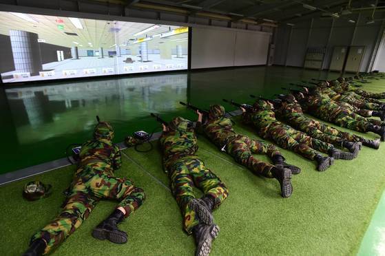 스크린에서 나타나는 적을 향해 전자총의 방아쇠를 당겼다. 소리는 제법 실감났다. [사진 국방홍보원]