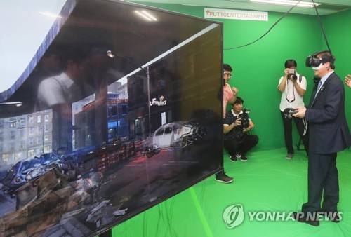 (성남=연합뉴스) 홍기원 기자 = 도종환 문화체육관광부 장관이 27일 오후 경기도 성남시 분당구 글로벌게임허브센터에서 열린 게임산업 현장 간담회에서 가상현실(VR) 체험을 하고 있다. 2017.6.27 xanadu@yna.co.kr