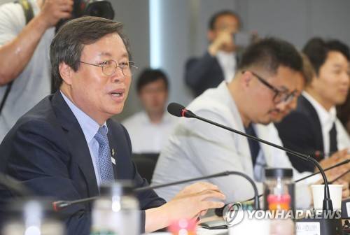 (성남=연합뉴스) 홍기원 기자 = 도종환 문화체육관광부 장관이 27일 오후 경기도 성남시 분당구 글로벌게임허브센터에서 열린 게임산업 현장 간담회에서 발언을 하고 있다. 2017.6.27 xanadu@yna.co.kr