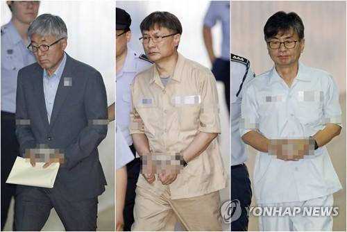 재판 출석하는 블랙리스트 3인방  (서울=연합뉴스) 김인철 기자 = 김종덕 전 문화체육부 장관(왼쪽부터), 정관주 전 문화체육부 1차관, 신동철 전 청와대 정무비서관이 27일 오전 서초구 서울중앙지법에서 열린 재판에 출석하기 위해 법정으로 향하고 있다. 2017.6.27  yatoya@yna.co.kr