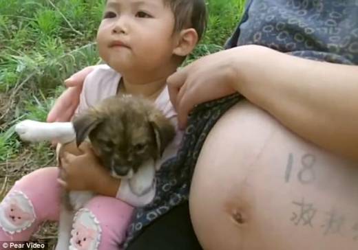 강아지를 안고 있는 딸 아이의 표정이 밝지만은 않다. (사진=피어비디오)