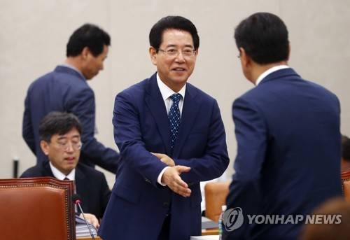 (서울=연합뉴스) 신준희 기자 = 김영록 농림축산식품부 장관 후보자가 28일 서울 여의도 국회에서 열린 인사청문회에서 의원들과 인사하고 있다.     2017.6.28       hama@yna.co.kr