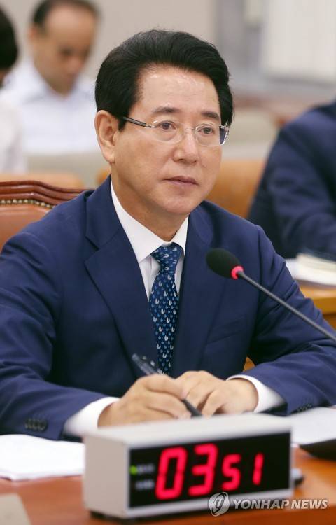 (서울=연합뉴스) 신준희 기자 = 김영록 농림축산식품부 장관 후보자가 28일 서울 여의도 국회에서 열린 인사청문회에서 의원 질의에 답하고 있다.    2017.6.28       hama@yna.co.kr