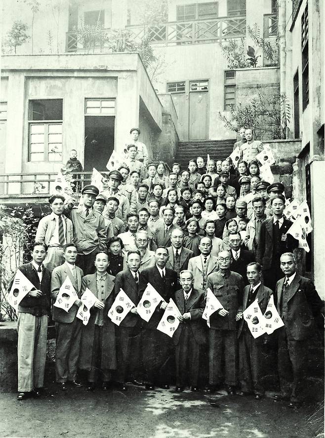 한국독립당 임시정부 환국 기념(충칭 임시정부 청사, 1945년 11월3일) 앞줄 왼쪽에서 다섯번째 김구, 여섯번째 이시영, 아홉번째 신익희. 김구 오른쪽 뒤에 조소앙. 한울엠플러스 제공.