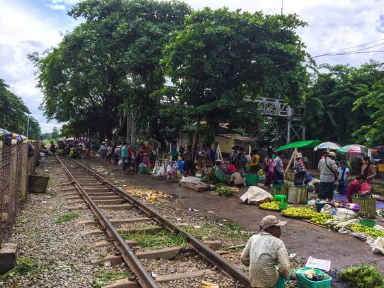 철로 옆 재래시장.