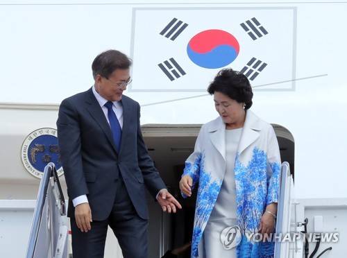 (워싱턴=연합뉴스) 배재만 기자 = 문재인 대통령이 28일(현지시각) 미국 워싱턴 앤드루스 합동기지에 도착, 트랩을 내려가기에 앞서 김정숙 여사에게 손을 내밀고 있다. 2017.6.29