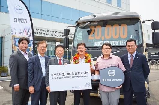 김영재 볼보트럭코리아 사장(왼쪽 세 번째)이 29일 평택 볼보트럭 종합출고센터에서 2만번째 출고차량인 볼보 FL 스페셜 트럭 구매 고객인 김종복씨를 초청해 차량 출고식을 진행하고 있다./볼보트럭코리아 제공