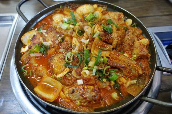 잘 익은 묵은지 몇 잎 바닥에 깔고 돼지고기 앞다리살을 큼직큼직하게 잘라 넣고 국물 자작하게 끓인 ‘식이네집’ 돼지고기두루치기. 근육부터 껍질까지 고기의 모든 층위가 살아있는 고기와 묵은지가 격돌해 맛이 진하고 강하다. 안주로 안성맞춤이다.