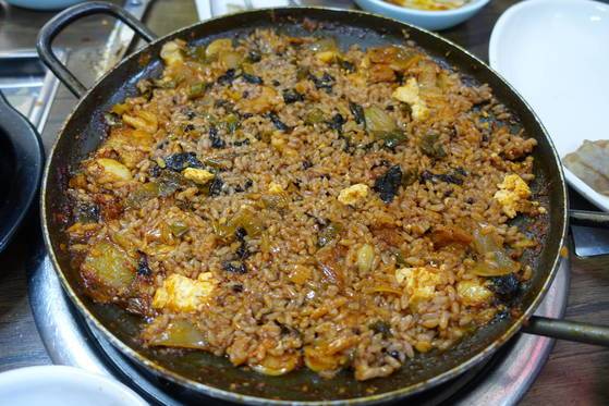 돼지고기두루치기 남은 건지와 국물에 볶은 밥. 훌륭한 ‘밥안주’다.