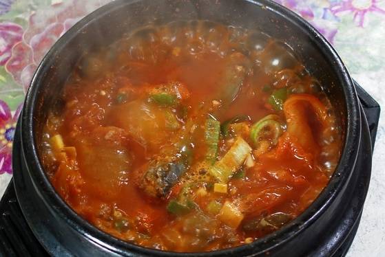 옆자리 사람이 먹은 묵은지고등어조림. 먹음직스럽지만 먹어보지 못했다.