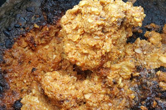 식당 일을 마치고 늦은 밤 집에 들어가 밤새 쑨 메주로 담근 된장. 콩 삶은 물을 버리지 않고 얼려뒀다가 장 가르고 된장 치댈 때 섞는다. 그러면 된장 맛이 더 구수해진다고 한다.