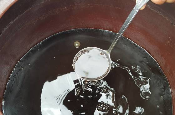 옥상 항아리에서 익어가는 조선간장. ‘식이네집’은 나물을 무치거나 생선조림에 들어가는 무는 이 간장으로 간을 한다.