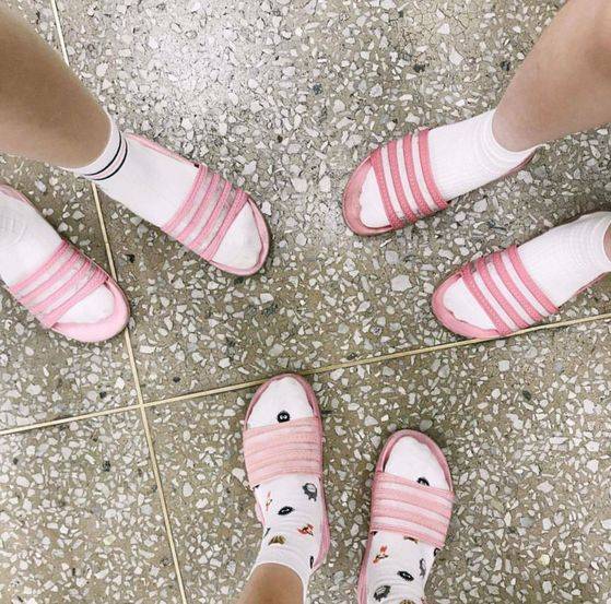 대다수 중고등학교에서 실내화로 삼선슬리퍼를 신는다. 여학생들에게는 알록달록한 색이 인기다. [사진 인스타그램 @boram_vly]