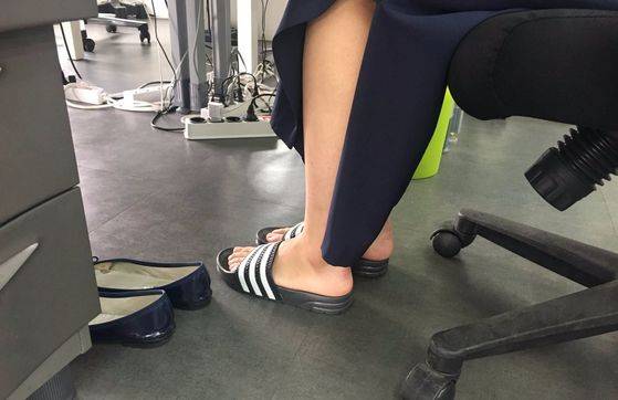 직장인 정모(31)씨는 아침에 출근하면 구두를 벗고 책상 밑에 둔 삼선슬리퍼로 갈아신는다. 학창시절부터 15년 넘게 삼선슬리퍼를 신고 있다. 이현 기자